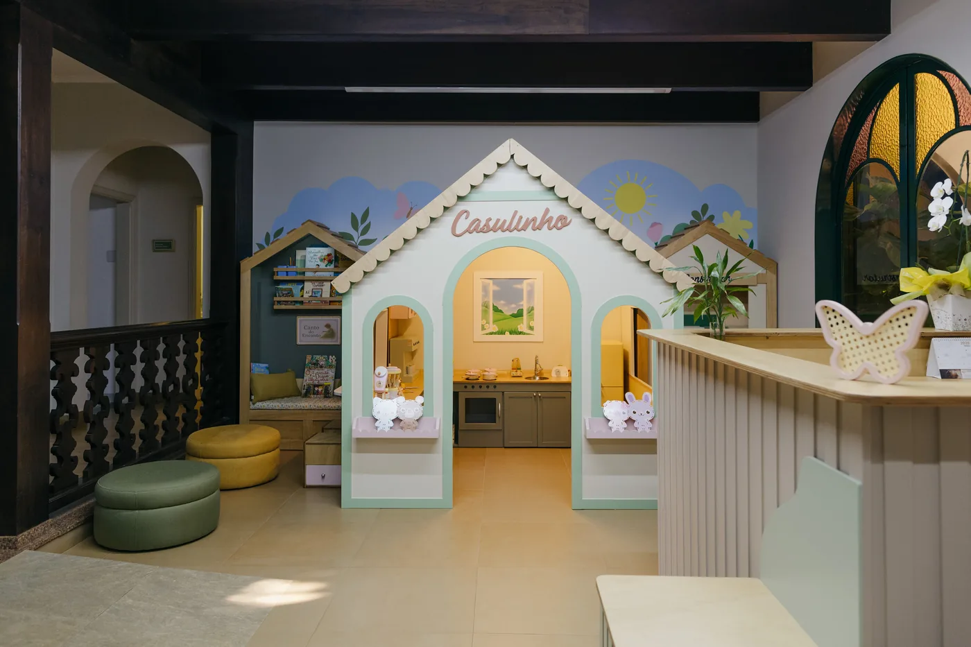 Casulinho, a área infantil, com uma casinha de brincar pintada à mão