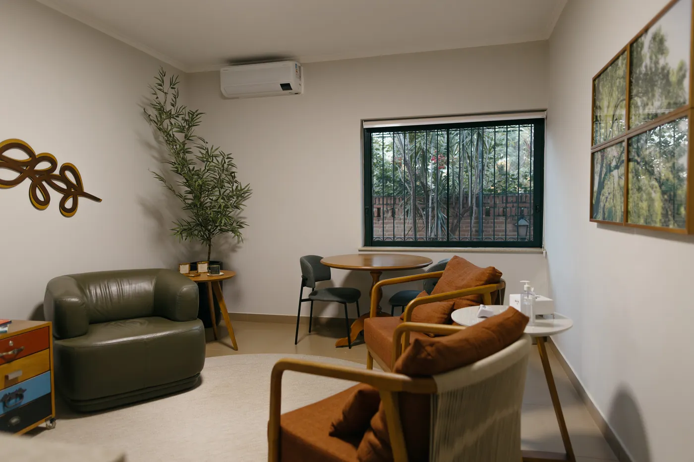 Consultório do Espaço Casulo com sofá, poltronas e luz natural