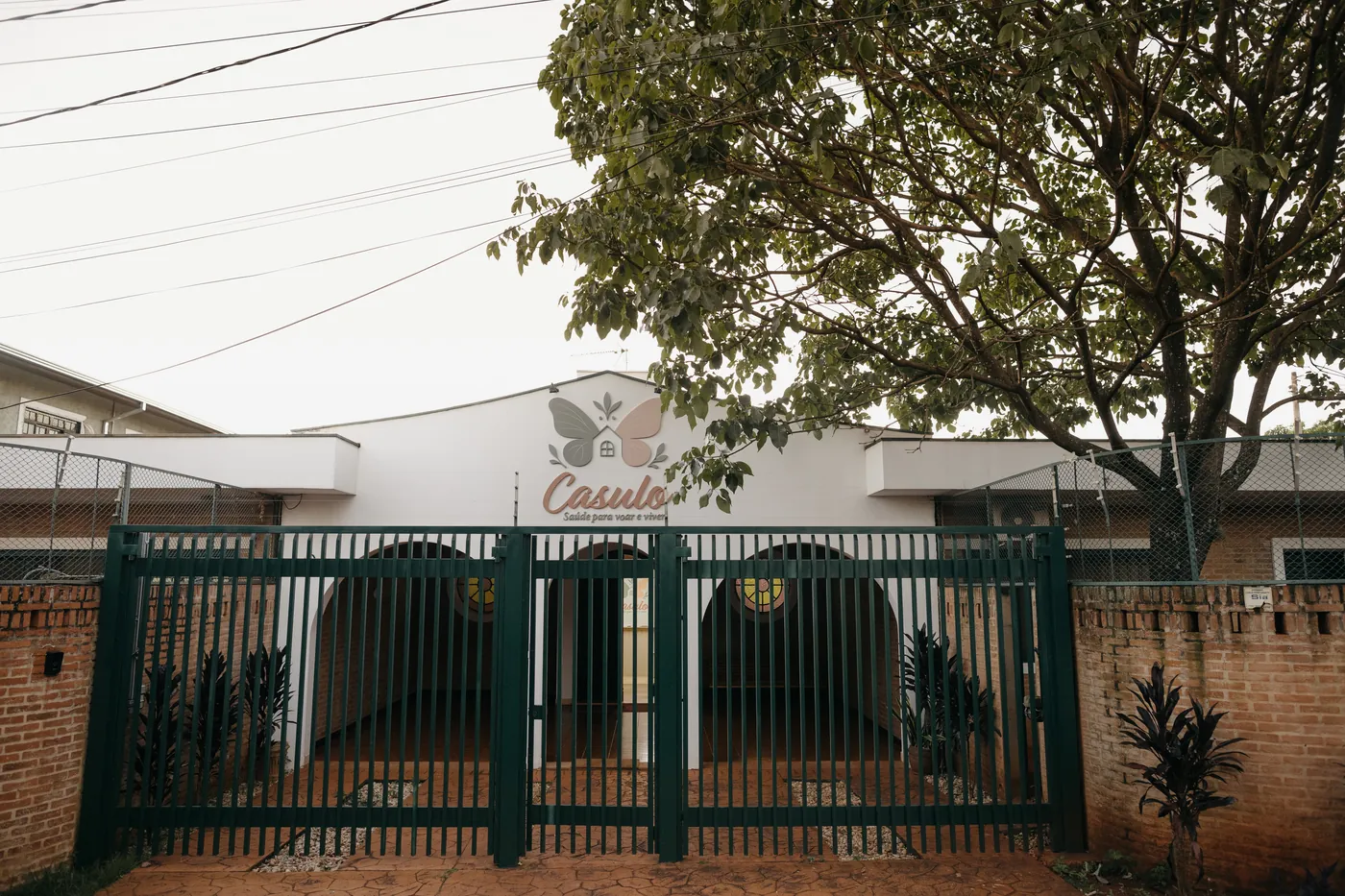 Fachada do Espaço Casulo na Rua Mantiqueira, com árvores na frente
