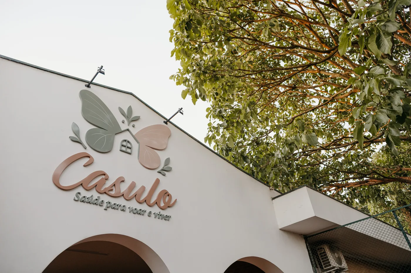 Fachada do Espaço Casulo com o logo na parede