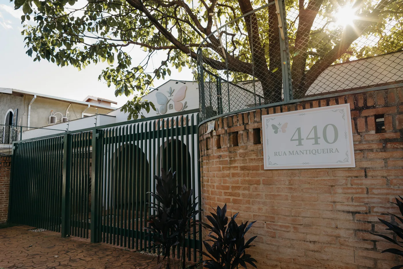 Portão de entrada do Espaço Casulo, com a placa do número 440 na Rua Mantiqueira