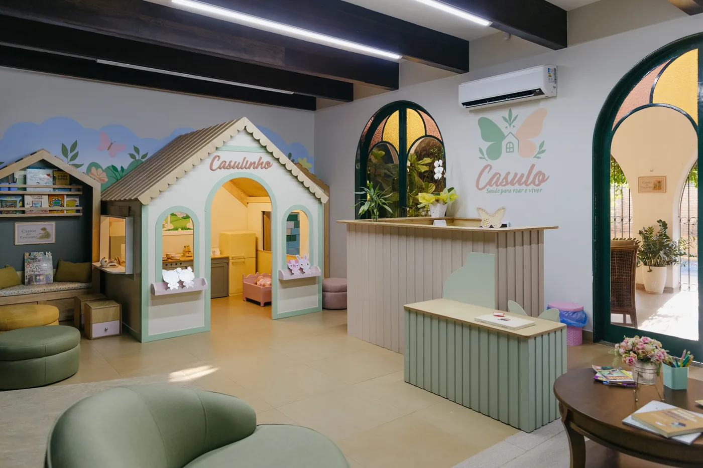 Recepção do Espaço Casulo com a área infantil Casulinho ao fundo